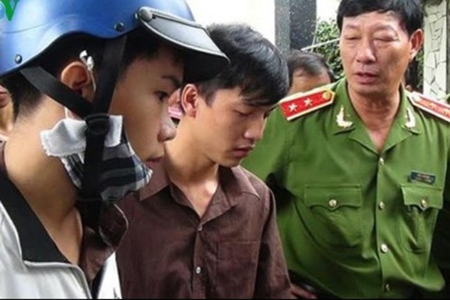 Vũ Văn Tiến và Nguyễn Hải Dương thực nghiệm tại hiện trường vụ án.